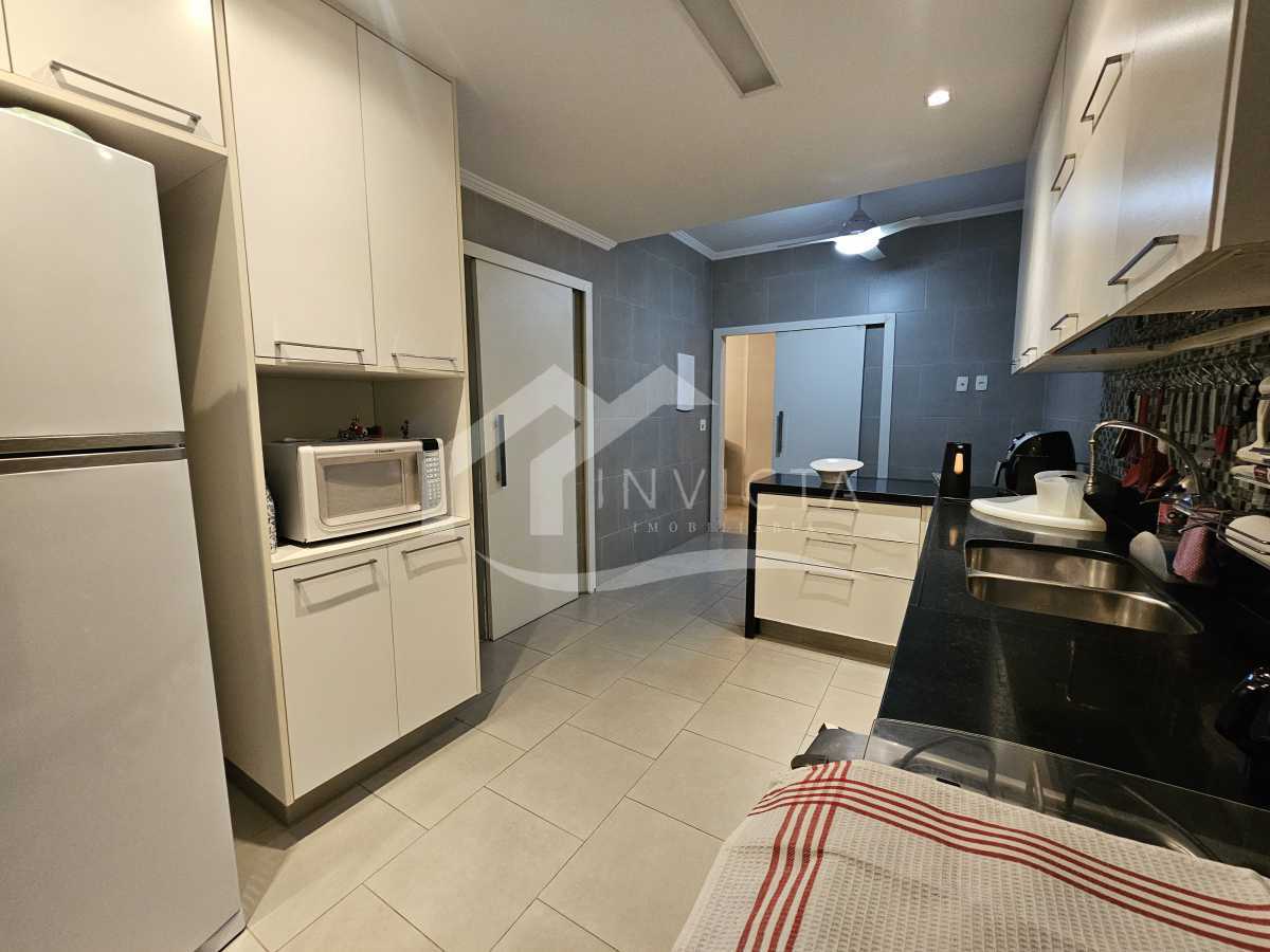 Imperdível - Esplêndido apartamento luxuoso, reformado e muito bem localizado em rua nobre do posto 6 - FCAP40234