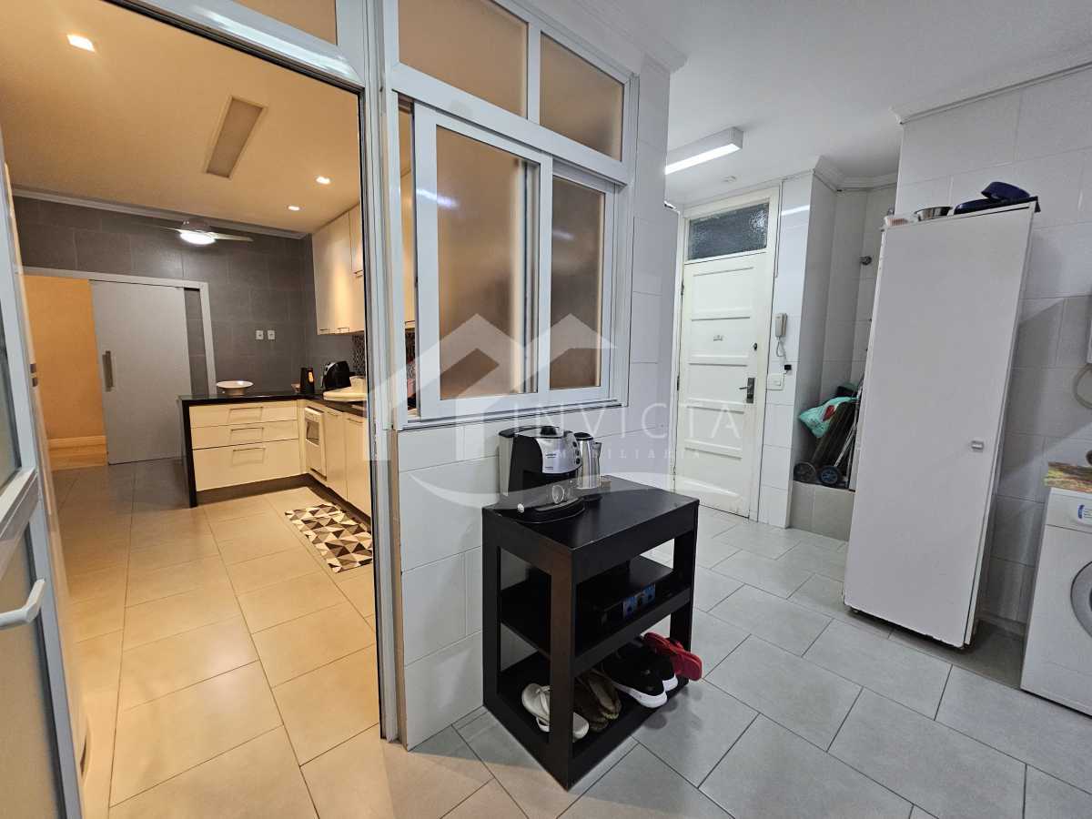 Imperdível - Esplêndido apartamento luxuoso, reformado e muito bem localizado em rua nobre do posto 6 - FCAP40234