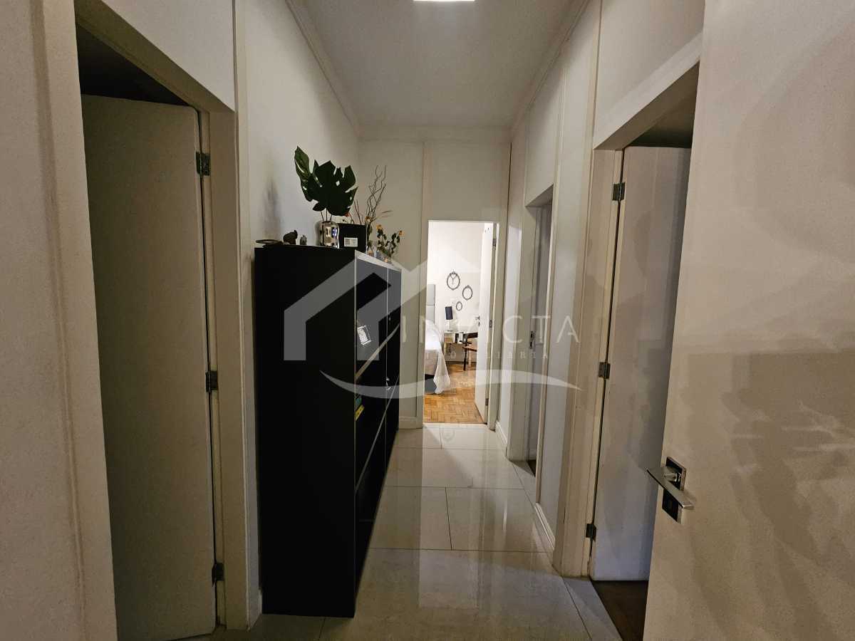 Imperdível - Esplêndido apartamento luxuoso, reformado e muito bem localizado em rua nobre do posto 6 - FCAP40234