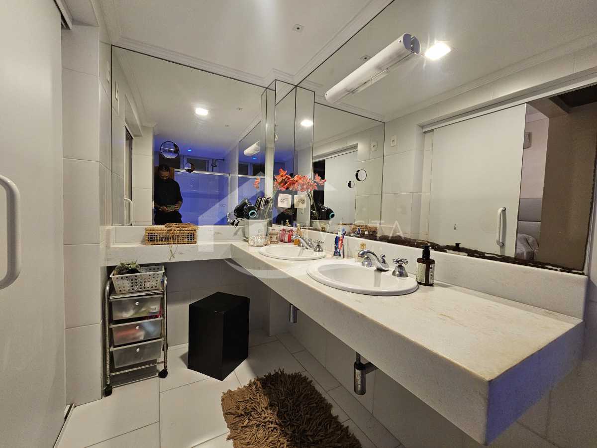 Imperdível - Esplêndido apartamento luxuoso, reformado e muito bem localizado em rua nobre do posto 6 - FCAP40234