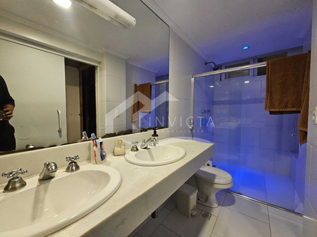 Imperdível - Esplêndido apartamento luxuoso, reformado e muito bem localizado em rua nobre do posto 6 - FCAP40234