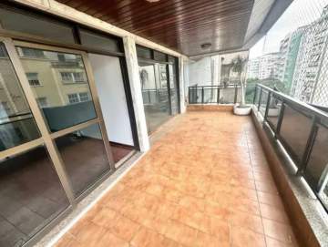 Ótima localização - Espetacular apartamento com varanda para quem busca a tranquilidade de uma rua calma - FCAP31616