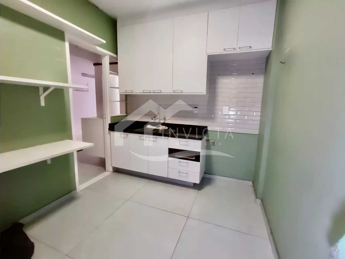 Conheça cozinha 1 do imóvel - Oportunidade de 2 quartos com área aberta em rua valorizada no Leblon - IPAP20025 - 12 cozinha 1 - 12