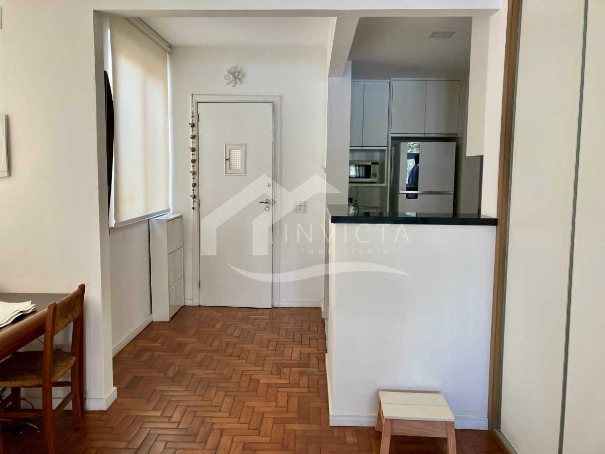 Conheça Hall e cozinha americana do imóvel - CHARMOSÍSSIMO 2 quartos mobiliado e reformado no Posto 9 de Ipanema! - IPAP20028 - 13 Hall e cozinha americana - 13