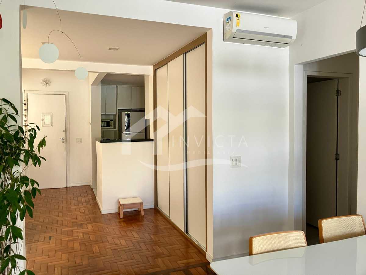 Conheça Sala com vista para hall ínti do imóvel - CHARMOSÍSSIMO 2 quartos mobiliado e reformado no Posto 9 de Ipanema! - IPAP20028 - 12 Sala com vista para hall ínti - 12