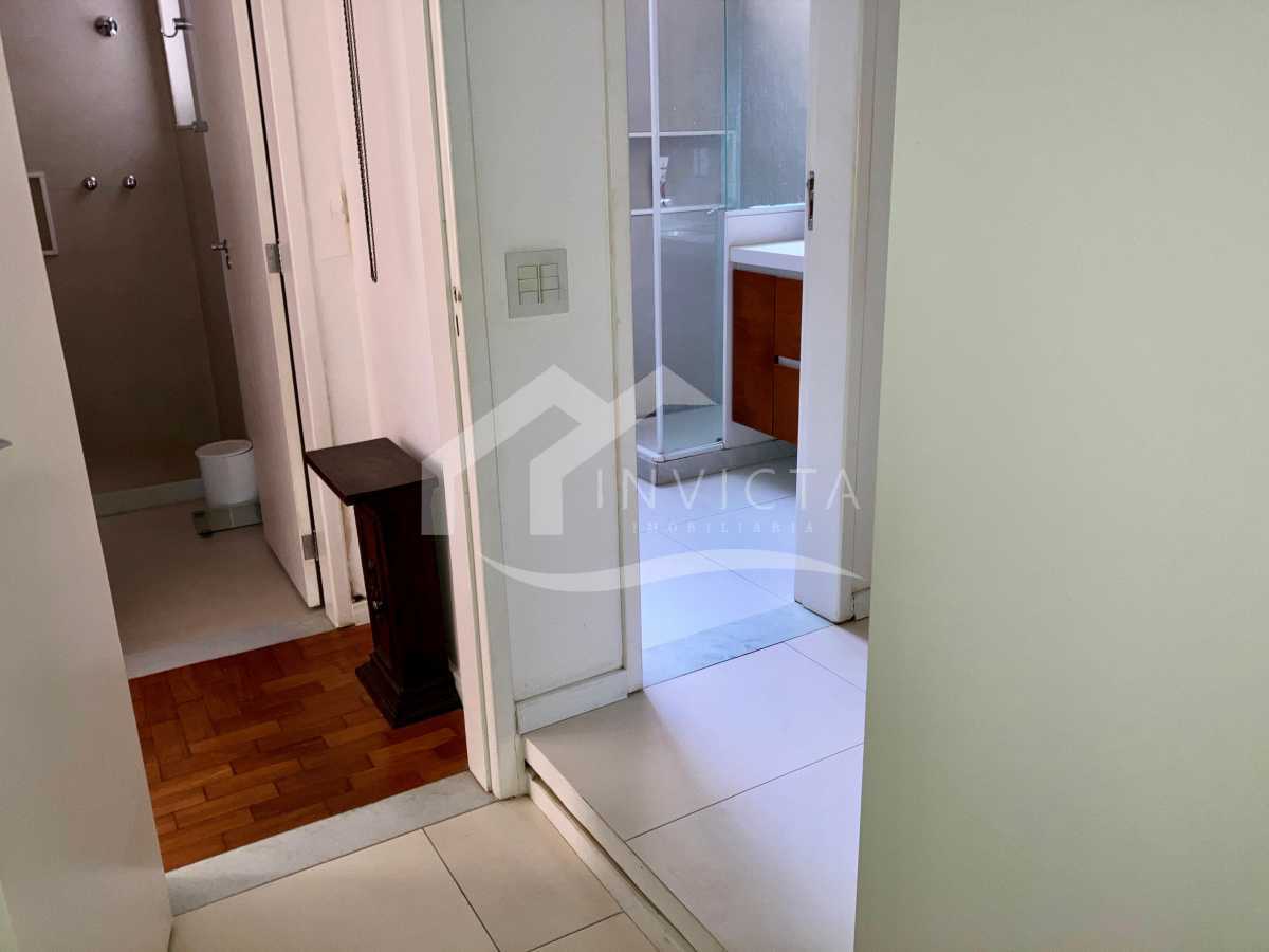 Conheça Visão do banheiro da suíte do imóvel - CHARMOSÍSSIMO 2 quartos mobiliado e reformado no Posto 9 de Ipanema! - IPAP20028 - 23 Visão do banheiro da suíte - 23