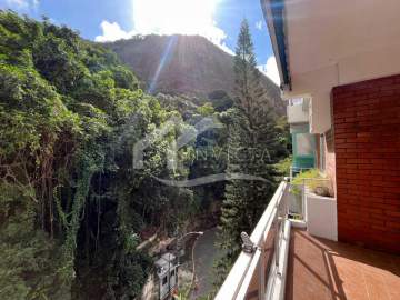 Ótima localização - SUPER ESPAÇOSO QUARTO E SALA COM VARANDA E VISTA VERDE! - FCAP11730