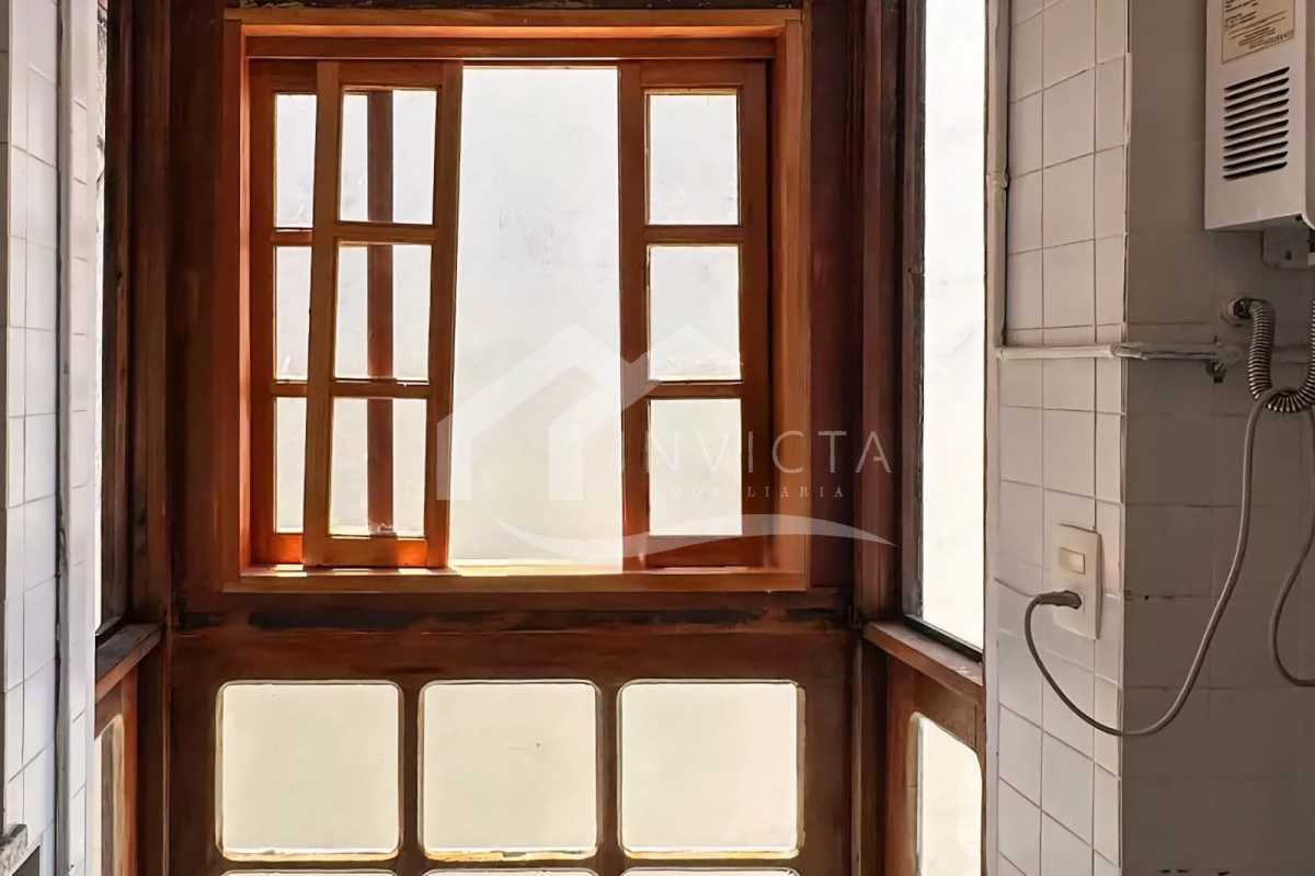 Conheça Janela área de serviço do imóvel - Encantador sala e quarto (c/ suíte) mobiliado em prédio antigo de Ipanema - IPAP10023 - 13 Janela área de serviço - 13