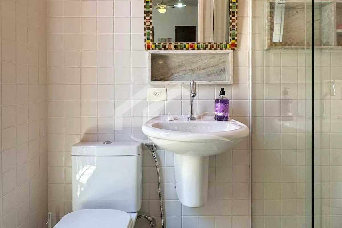 Conheça Banheiro de serviço do imóvel - Encantador sala e quarto (c/ suíte) mobiliado em prédio antigo de Ipanema - IPAP10023 - 16 Banheiro de serviço - 16