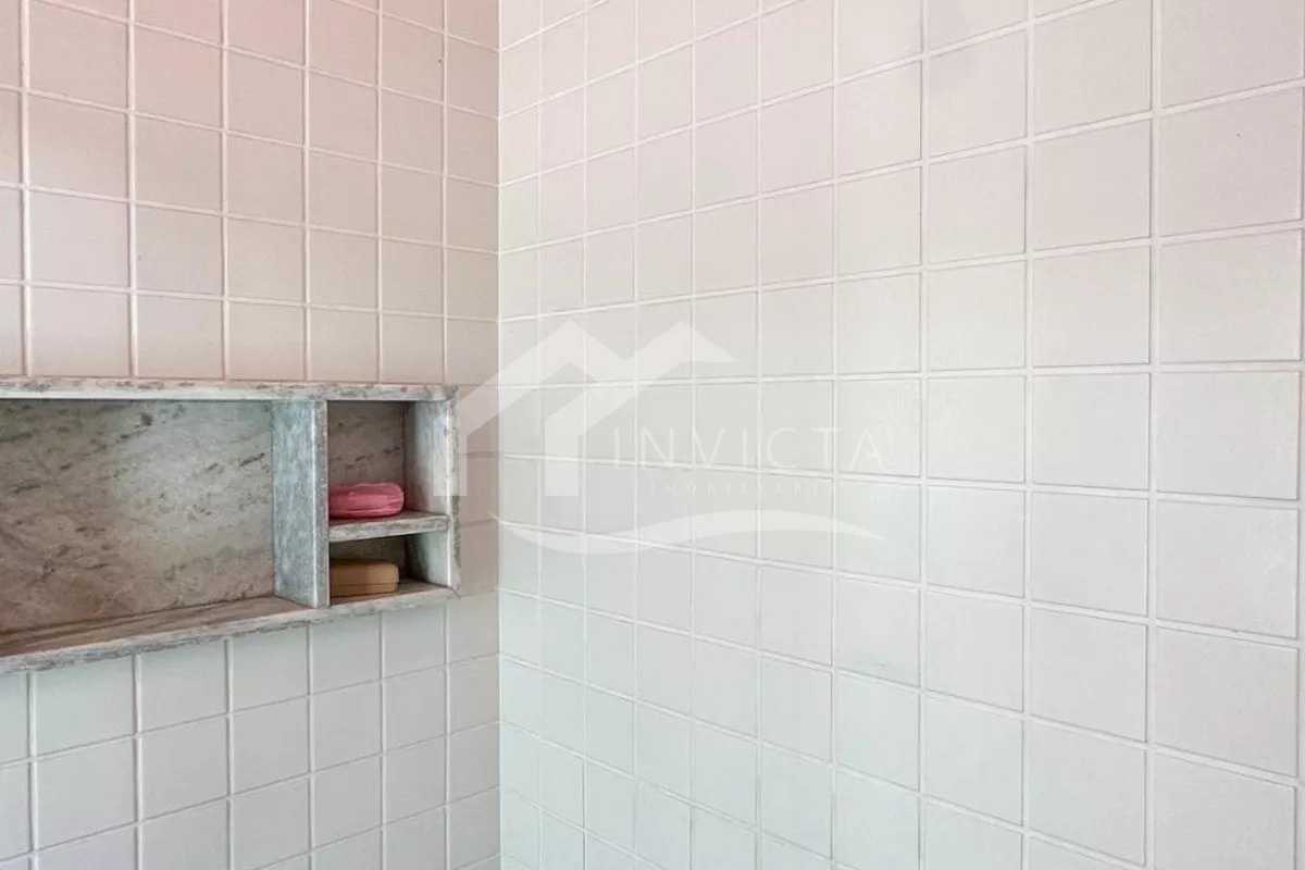 Conheça Banheiro de serviço do imóvel - Encantador sala e quarto (c/ suíte) mobiliado em prédio antigo de Ipanema - IPAP10023 - 17 Banheiro de serviço - 17