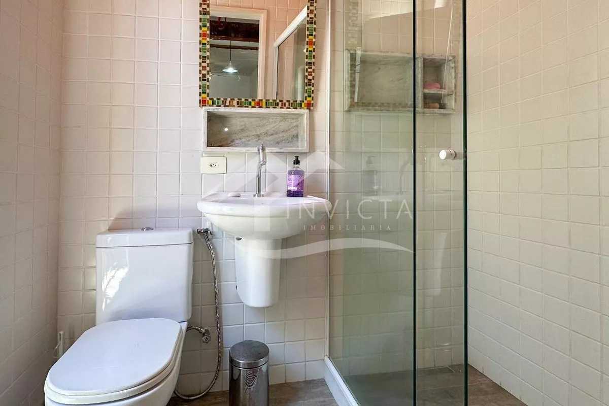 Conheça Banheiro de serviço do imóvel - Encantador sala e quarto (c/ suíte) mobiliado em prédio antigo de Ipanema - IPAP10023 - 15 Banheiro de serviço - 15