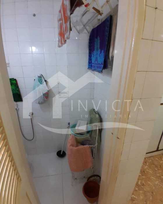 Conheça Banheiro de serviço do imóvel - Excelente 2 quartos com vaga escriturada em rua nobre de Copacabana - IPAP20045 - 27 Banheiro de serviço - 27