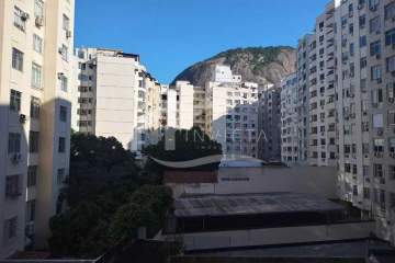Ótima localização - 2 quartos com vista montanha em rua nobre de Copacabana - FCAP21428