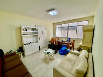 Apartamento à venda em Copacabana, três quartos sendo duas suítes, quadra da praia, rua transversal - AMAP30282