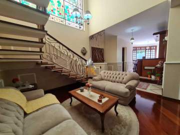 Ótima localização - Vende lindo sobrado no bairro Jardim São Caetano em São Caetano do Sul com 349m2 de área construída, 04 suítes, 01 antessala, piscina, churrasqueira, 04 vagas na garagem. - GJEL287