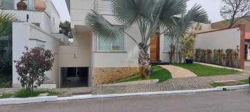 Ótima localização - Vende lindo sobrado no condomínio fechado de alto padrão do Espaço Cerâmica, local mais valorizado de São Caetano do Sul! O imóvel possui 480m2, 04 suítes, piscina e espaço gourmet com churrasqueira - ROJMK103