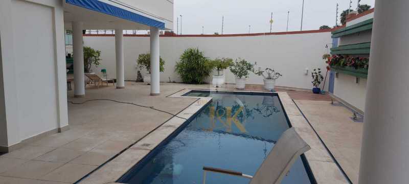 Conheça IMG-20221026-WA0061 do imóvel - Vende lindo sobrado no condomínio fechado de alto padrão do Espaço Cerâmica, local mais valorizado de São Caetano do Sul! O imóvel possui 480m2, 04 suítes, piscina e espaço gourmet com churrasqueira - ROJMK103 - 29 IMG-20221026-WA0061 - 29