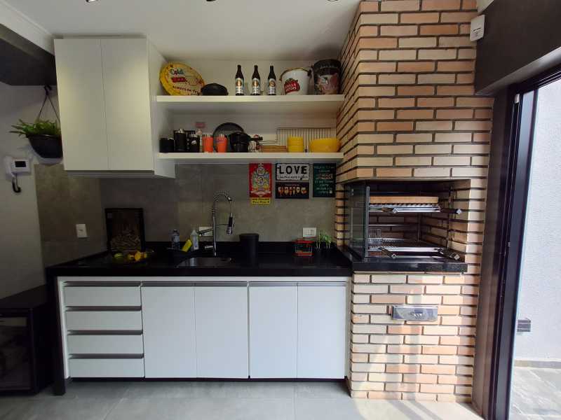 Conheça 20231027_142743-min do imóvel - Lindo sobrado com 261m2 de área construída, 03 dormitórios, sendo 01 suíte, piscina, churrasqueira, ampla copa/cozinha com conceito aberto, jardim, lavanderia, sótão aberto e iluminado, salão de jogos e garagem com duplo portão automático para 05 carros. - GJEK321 - 5 20231027_142743-min - 5