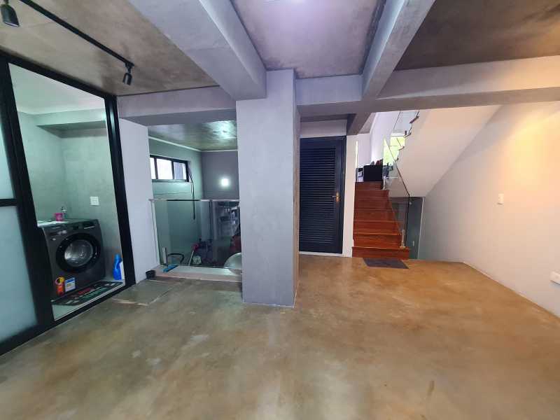 Conheça 20231027_145426-min do imóvel - Lindo sobrado com 261m2 de área construída, 03 dormitórios, sendo 01 suíte, piscina, churrasqueira, ampla copa/cozinha com conceito aberto, jardim, lavanderia, sótão aberto e iluminado, salão de jogos e garagem com duplo portão automático para 05 carros. - GJEK321 - 25 20231027_145426-min - 25