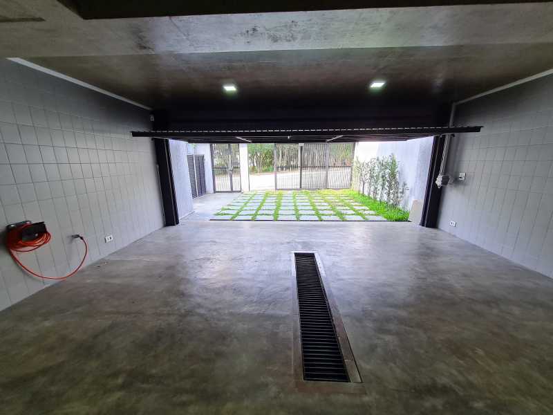 Conheça 20231027_145644-min do imóvel - Lindo sobrado com 261m2 de área construída, 03 dormitórios, sendo 01 suíte, piscina, churrasqueira, ampla copa/cozinha com conceito aberto, jardim, lavanderia, sótão aberto e iluminado, salão de jogos e garagem com duplo portão automático para 05 carros. - GJEK321 - 27 20231027_145644-min - 27