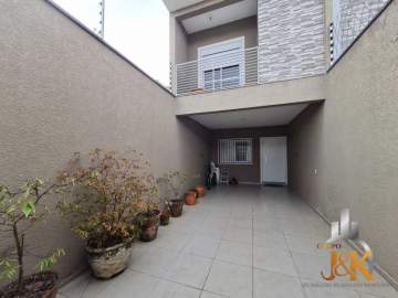 Imperdível - Vende aconchegante sobrado em rua sem saída, com 03 dormitórios (02 suítes), ampla cozinha, quintal com churrasqueira e garagem para 02 carros. - GJEK333