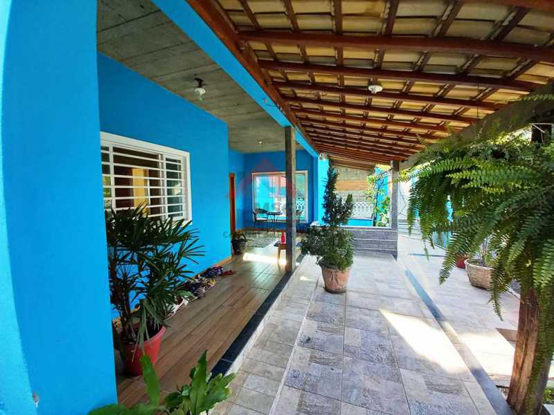 Casa triplex com 4 quartos sendo 1 suíte a venda em Campo Grande, próximo ao West Shopping. - CGCA40002