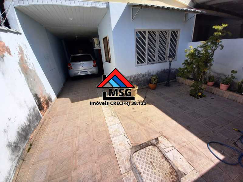 Ótima localização - Casa 4 quartos com quintal, local tranquilo com comércio - CGCA40014