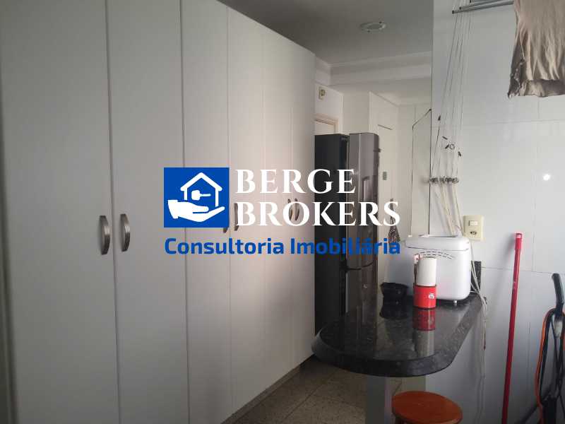 ÁREA DE SERVIÇO - 23