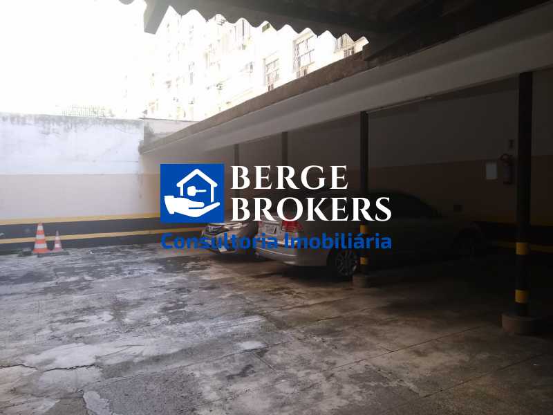 GARAGEM COM VAGAS COBERTAS - 28