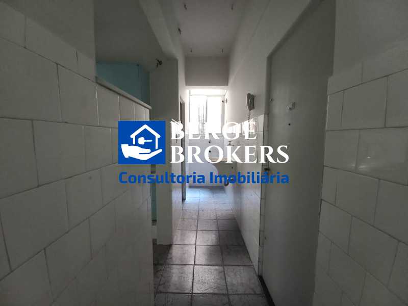 ÁREA DE SERVIÇO E CORREDOR - 20