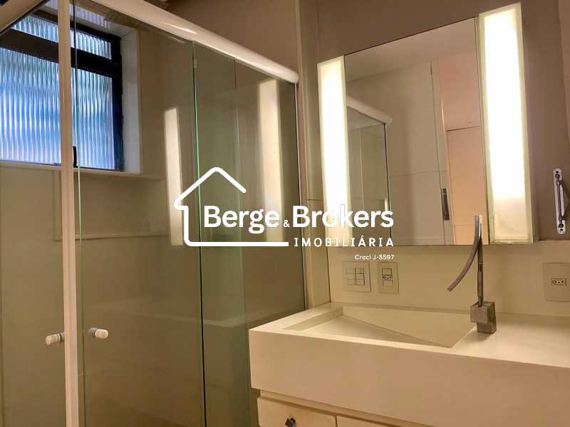 Conheça banheiro suíte do imóvel - Apartamento à venda Rua Carlos Gois, Leblon, Rio de Janeiro - R$ 6.000.000 - RJAP30642 - 55 banheiro suíte - 55