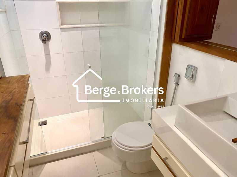 Conheça banheiro suíte do imóvel - Apartamento à venda Rua Carlos Gois, Leblon, Rio de Janeiro - R$ 6.000.000 - RJAP30642 - 70 banheiro suíte - 70
