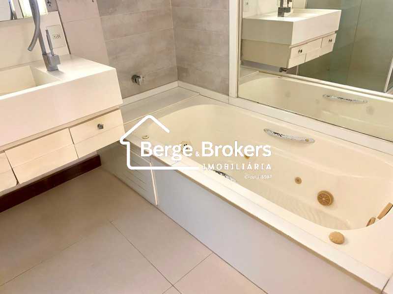 Conheça banheiro suíte banheira do imóvel - Apartamento à venda Rua Carlos Gois, Leblon, Rio de Janeiro - R$ 6.000.000 - RJAP30642 - 57 banheiro suíte banheira - 57