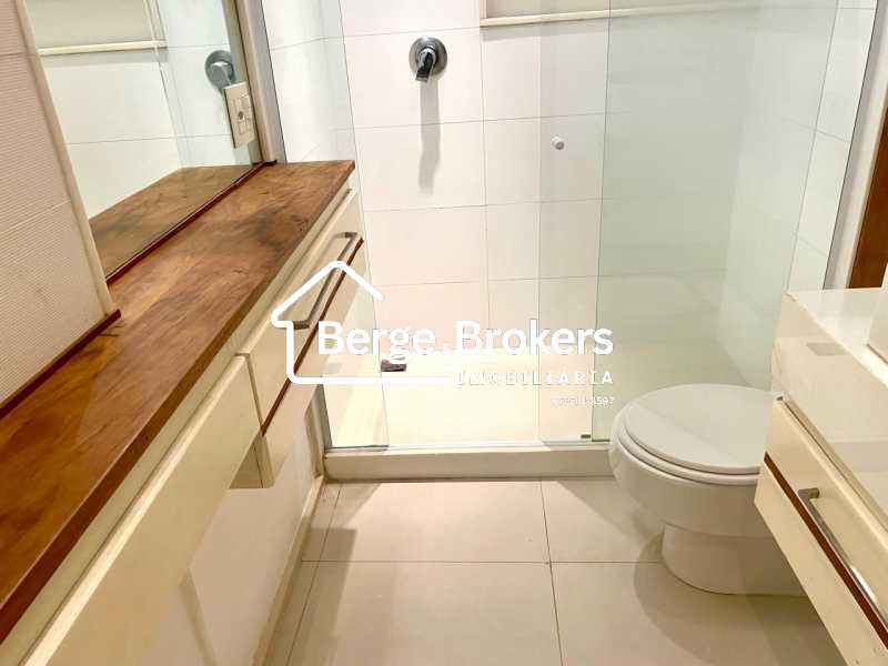 Conheça banheiro suíte do imóvel - Apartamento à venda Rua Carlos Gois, Leblon, Rio de Janeiro - R$ 6.000.000 - RJAP30642 - 73 banheiro suíte - 73