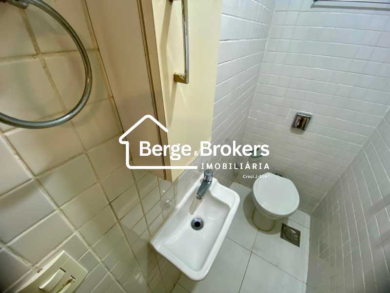 Conheça banheiro serviço do imóvel - Apartamento à venda Rua Carlos Gois, Leblon, Rio de Janeiro - R$ 6.000.000 - RJAP30642 - 81 banheiro serviço - 81
