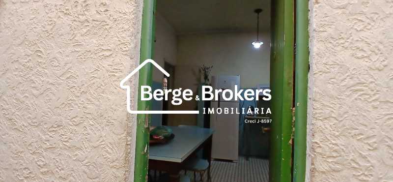 Cozinha - porta dos fundos - 27