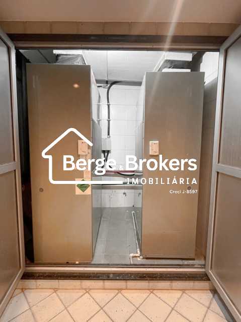 17 - RB138 - SALA 902 - Ar Con - 28