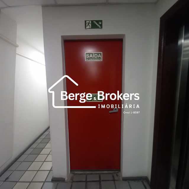 CORREDOR SAÍDA DE EMERGÊNCIA - 13