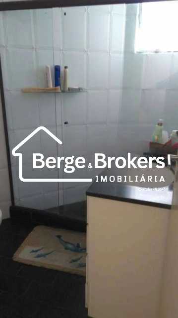 Conheça BANHEIRO do imóvel - 2 quartos sendo 1 suite/1 vaga de garagem/infra básica - RJAP20692 - 13 BANHEIRO - 13