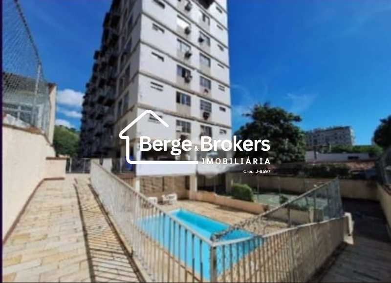 piscina e quadra de esportes - 33