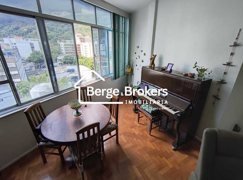 Conheça SALA do imóvel - Apartamento à venda na Tijuca com três quartos sendo uma suite e vaga de garagem - RJAP30711 - 5 SALA - 5