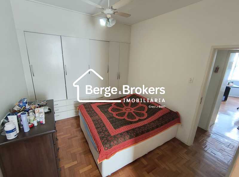 Conheça SUITE do imóvel - Apartamento à venda na Tijuca com três quartos sendo uma suite e vaga de garagem - RJAP30711 - 23 SUITE - 23