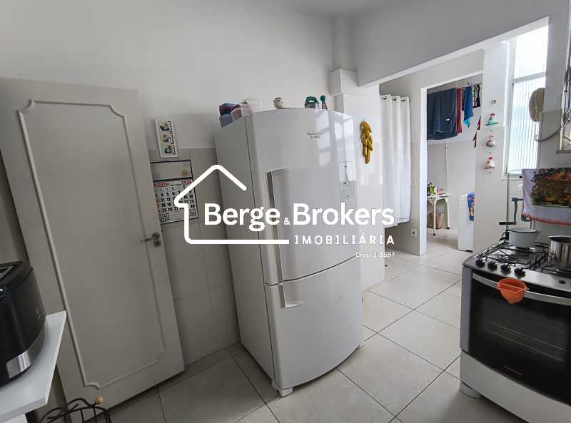 Conheça COZINHA do imóvel - Apartamento à venda na Tijuca com três quartos sendo uma suite e vaga de garagem - RJAP30711 - 28 COZINHA - 28
