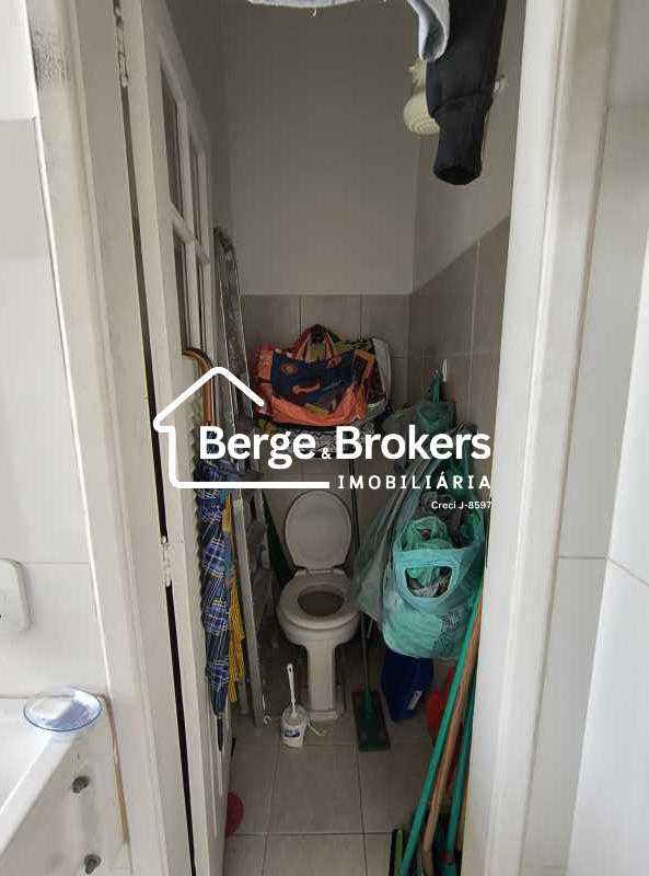 Conheça BANHEIRO SERVIÇO do imóvel - Apartamento à venda na Tijuca com três quartos sendo uma suite e vaga de garagem - RJAP30711 - 29 BANHEIRO SERVIÇO - 29