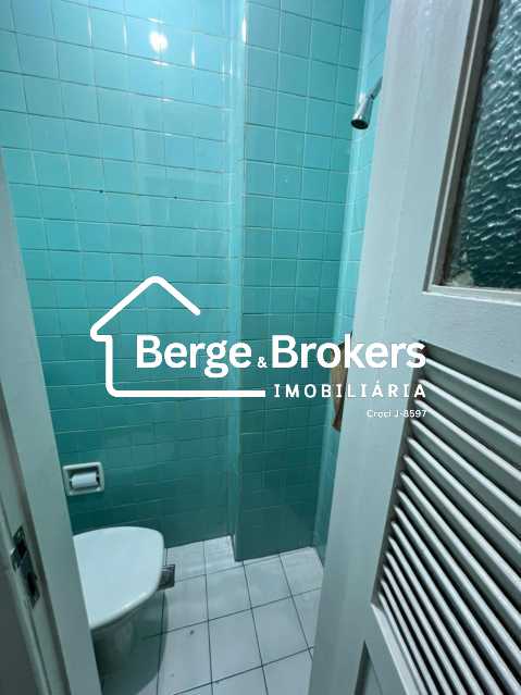 Conheça Banheiro de serviço do imóvel - Apartamento para alugar Rua Barão de Ipanema, Copacabana, Rio de Janeiro - R$ 4.800 - RJAP20724 - 21 Banheiro de serviço - 21