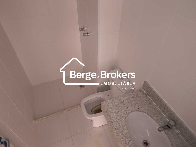 Conheça BANHEIRO do imóvel - Apartamento 1ª locação varandinha,sala e quarto com vaga de garagem a venda na Tijuca - RJAP10376 - 13 BANHEIRO - 13