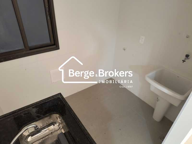 Conheça COZINHA C ÁREA SERVIÇO do imóvel - Apartamento 1ª locação varandinha,sala e quarto com vaga de garagem a venda na Tijuca - RJAP10376 - 18 COZINHA C ÁREA SERVIÇO - 18