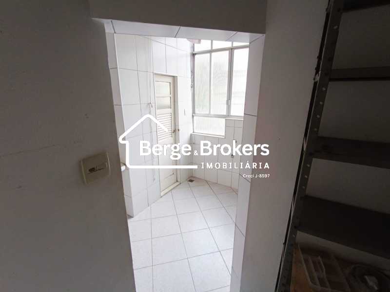 ENTRADA DEPENDÊNCIA DE SERVIÇO - 28