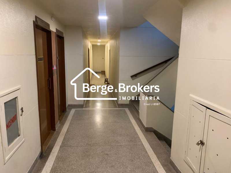 hall do predio . - 26