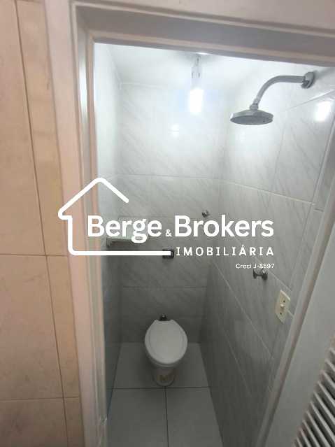 15 - banheiro de serviço. - 15